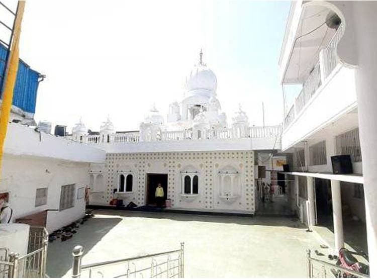 लॉकडाउन में अनोखी शादी, सोशल डिस्टेंस रखते हुए निभाई गईं रस्में