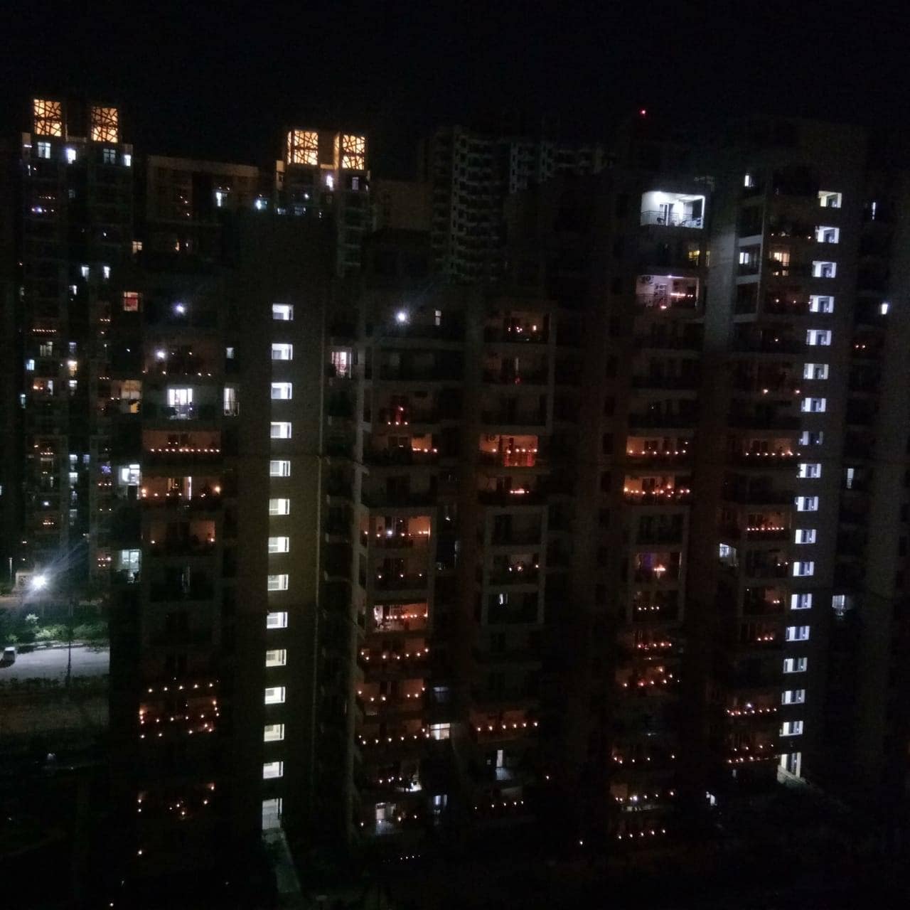 कोरोना का अंधकार दूर करने के लिए दीपों से जगमगाया पूरा भारत, देखें तस्वीरें