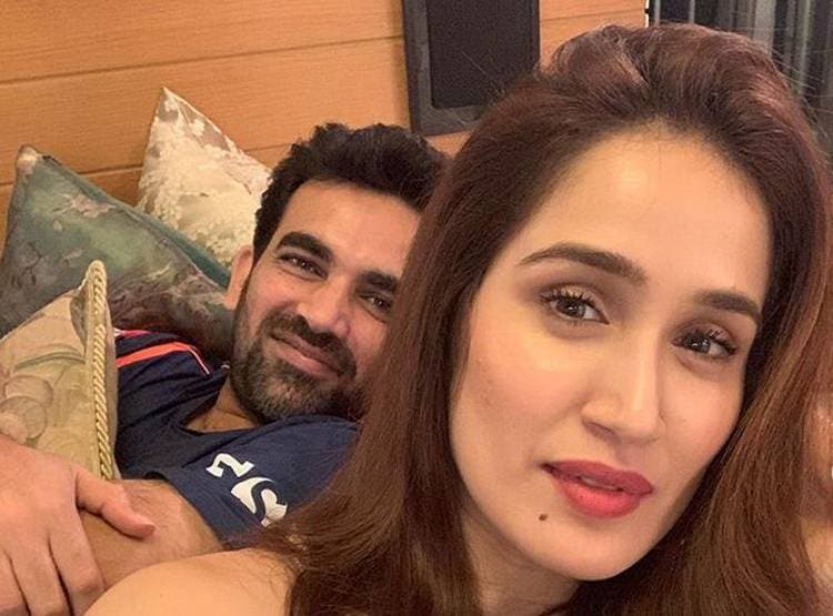 जहीर खान ने वाइफ सागरिका संग जलाए दीये, लोग याद दिलाने लगे धर्म