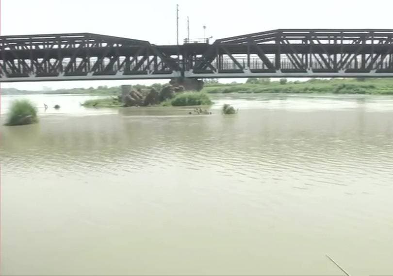 कोरोना: लॉकडाउन से घटी गंदगी, निर्मल होने लगीं गंगा और यमुना