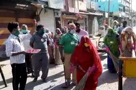 लॉकडाउन: जब सफाईकर्मियों पर मुस्लिम युवकों ने बरसाए फूल...