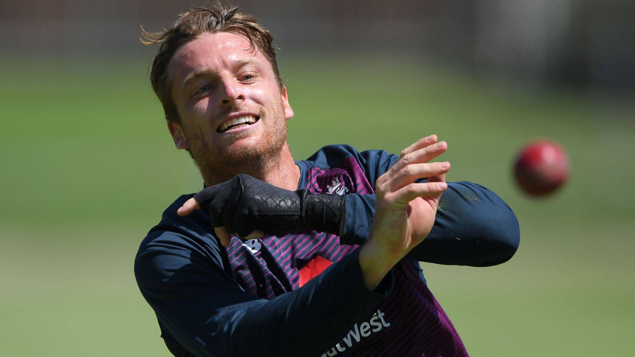 वर्ल्ड चैम्पियन क्रिकेटर नीलाम कर रहा जर्सी, कोहली से भी की अपील