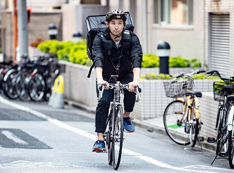 लॉकडाउन में साइकिल से फूड डिलीवरी कर रहा जापान का ये ओलंपियन