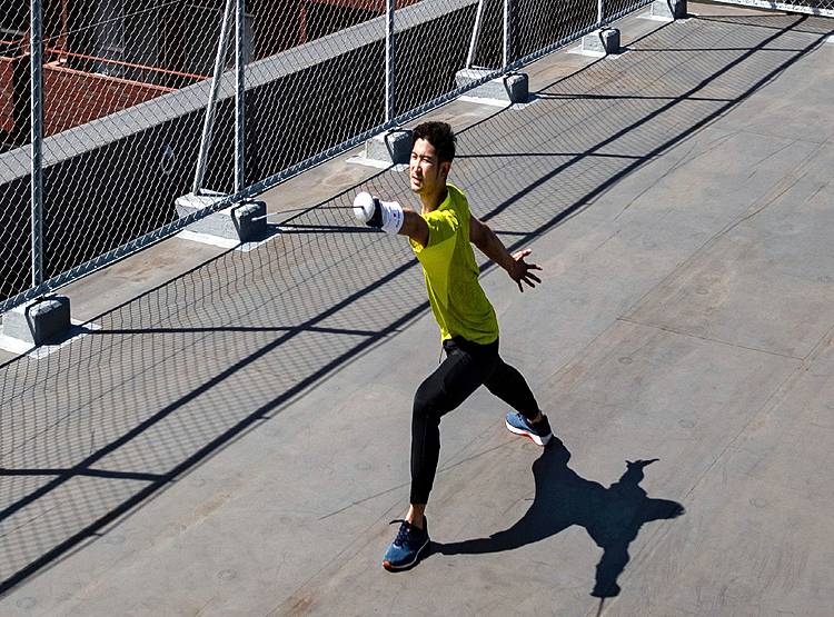 लॉकडाउन में साइकिल से फूड डिलीवरी कर रहा जापान का ये ओलंपियन