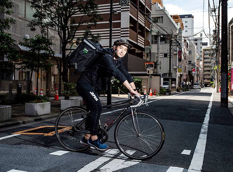 लॉकडाउन में साइकिल से फूड डिलीवरी कर रहा जापान का ये ओलंपियन