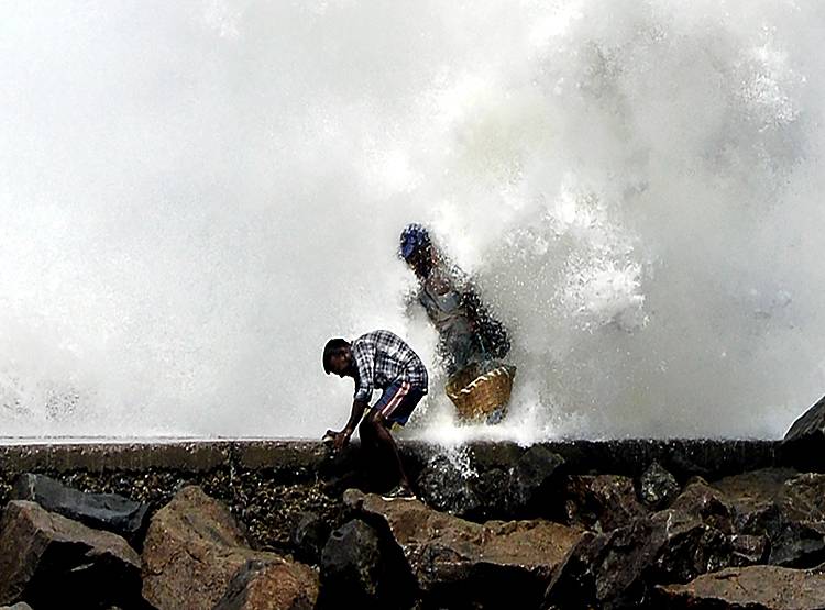 Photos: सदी का सबसे बड़ा तूफान अम्फान...देखिए कैसे अभी से बरपा रहा कहर