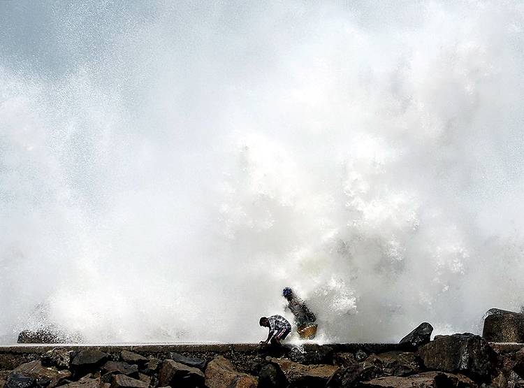 Photos: सदी का सबसे बड़ा तूफान अम्फान...देखिए कैसे अभी से बरपा रहा कहर