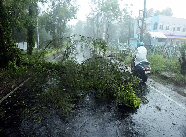 तूफान अम्फानः पारादीप पर होगा पहला प्रहार, प्रचंड वेग से हो सकती है टक्कर