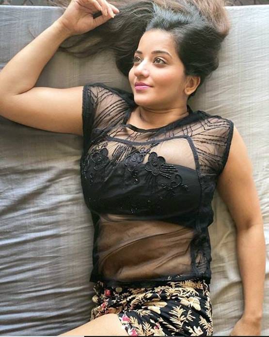 घर में बोल्ड लुक में नजर आईं मोनालिसा, वायरल हो रही ये तस्वीरें