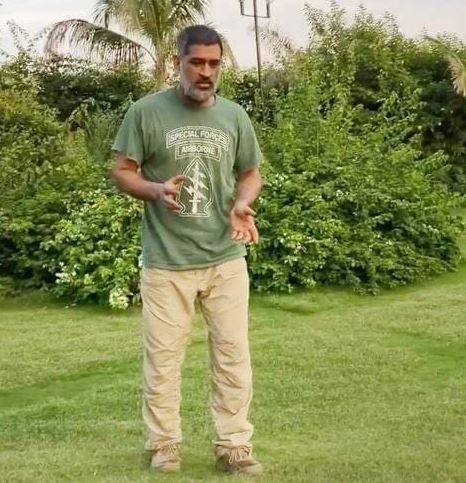 धोनी के आर्मी टी-शर्ट पहनने पर इस ऑस्ट्रेलियाई ने उठाए सवाल, हुए ट्रोल