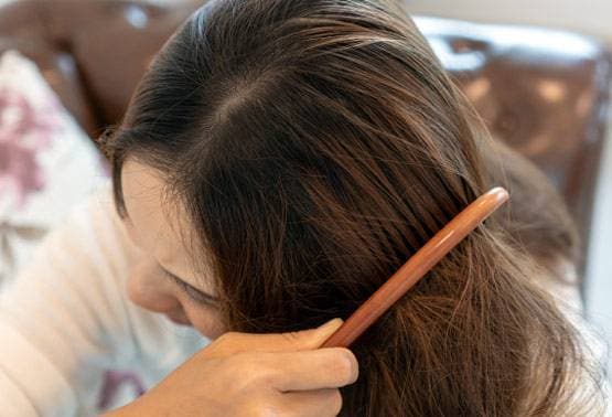 बालों के झड़ने को ना करें नजरअंदाज, शरीर में कई गड़बड़ियों का है संकेत