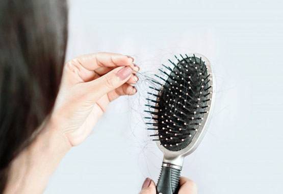 बालों के झड़ने को ना करें नजरअंदाज, शरीर में कई गड़बड़ियों का है संकेत