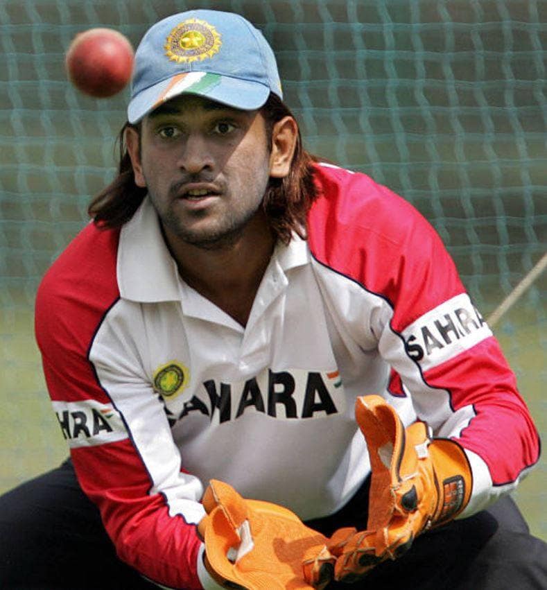 CSK ने शेयर किया धोनी का फोटो, फिशिंग में हाथ आजमा रहे माही