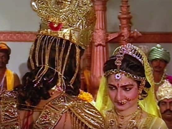 कभी बिकिनी पहन बटोरी थी सुर्खियां, इंडस्ट्री से गायब महाभारत की कुंती