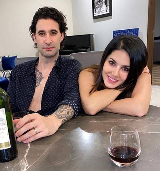 लॉकडाउन में पेंटिंग बनाने में बिजी सनी लियोनी, पति-बच्चे यूं कर रहे मदद