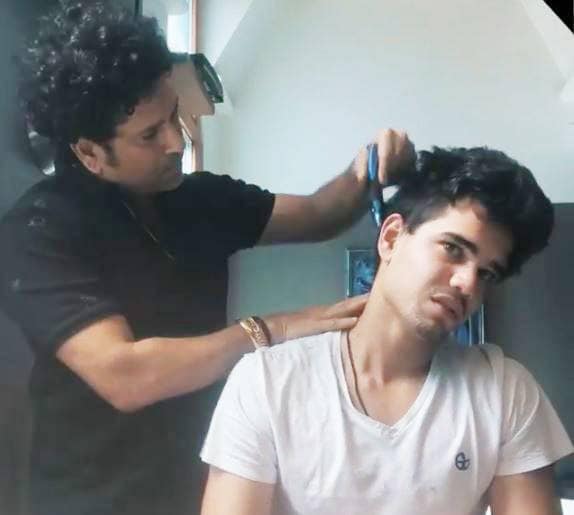 VIDEO: बेटे अर्जुन का लुक संवारने में जुटे सचिन, हेयरकट में ली बेटी की हेल्प