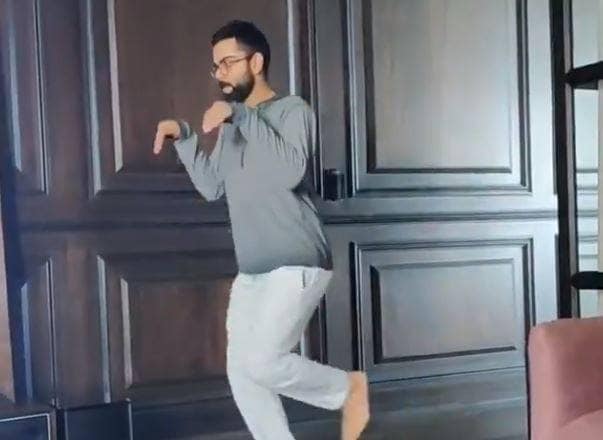 डायनासोर बनकर डराने लगे कोहली, अनुष्का ने शेयर किया फनी VIDEO