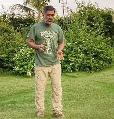 फैंस को नहीं भा रही धोनी की सफेद दाढ़ी, ट्विटर पर की ये मांग