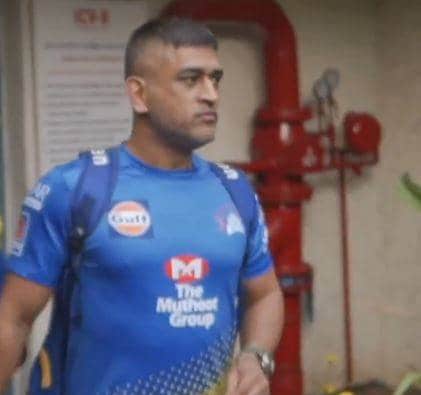 माही की सॉलिड एंट्री देख फैंस चिल्लाने लगे धोनी-धोनी, देखें VIDEO