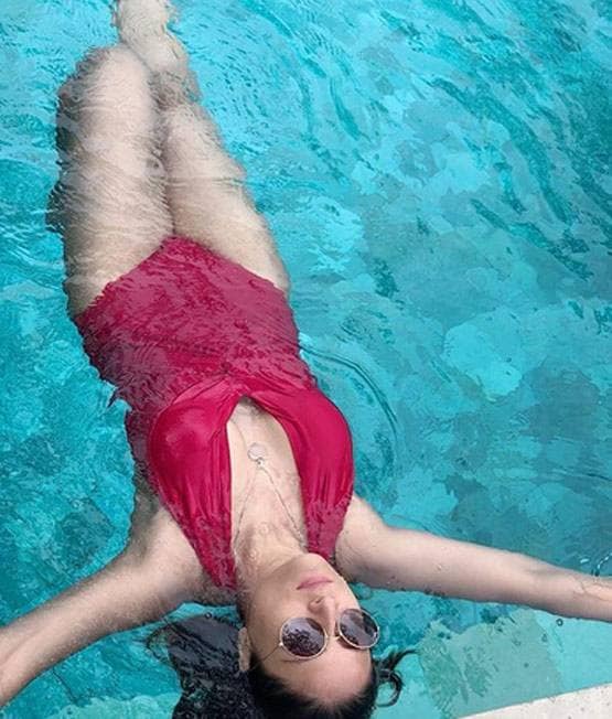 पूल में रिलैक्स करती कसौटी की कोमोलिका, एक्ट्रेस ने शेयर की थ्रोबैक फोटोज