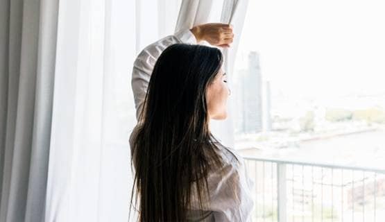 एक्सपर्ट का दावा- कोरोना से बचाव के लिये 10 मिनट धूप लेना जरूरी