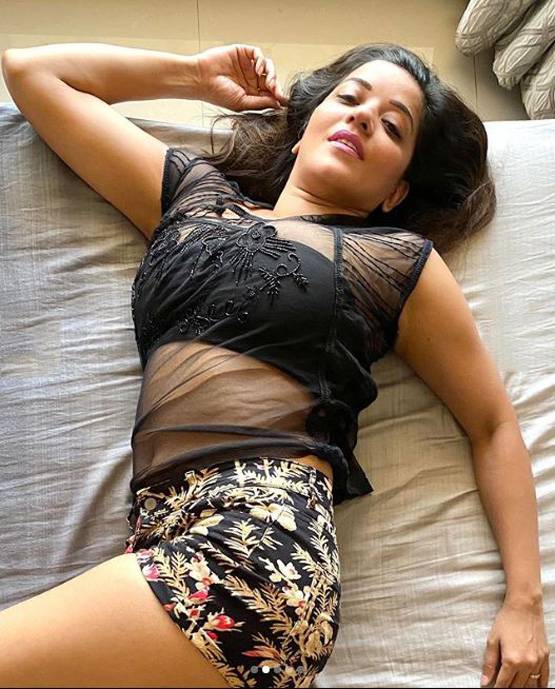 घर में बोल्ड लुक में नजर आईं मोनालिसा, वायरल हो रही ये तस्वीरें