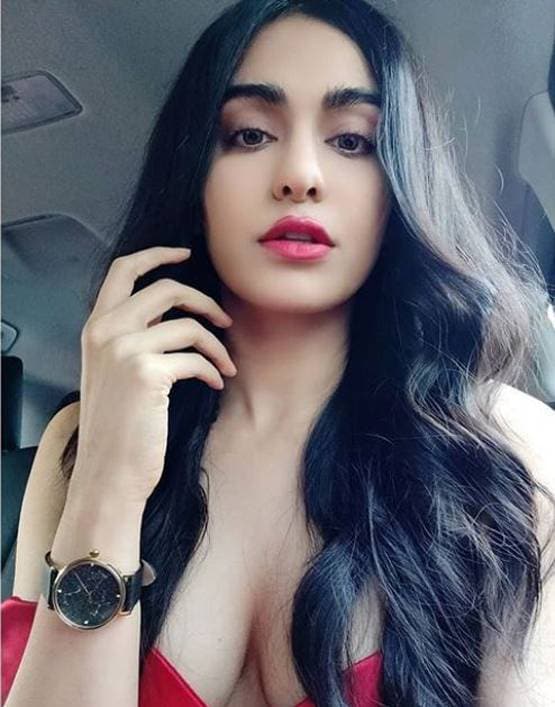 डेब्यू मूवी हिट तब भी नहीं बना करियर, लुक्स के चलते चर्चा में ये एक्ट्रेस