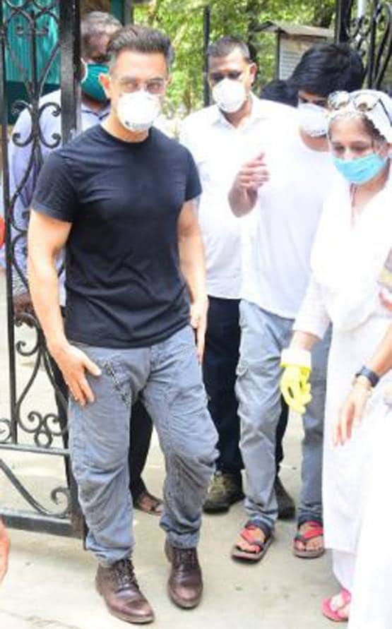 आमिर के करीबी असिस्टेंट का निधन, पत्नी संग अंतिम संस्कार में पहुंचे एक्टर