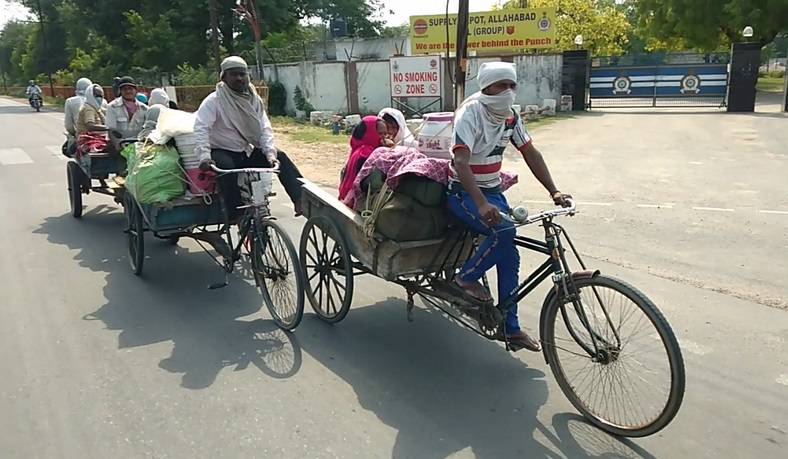 जुगाड़: ठेले में स्कूटर जोड़ा और 900 किमी का सफर कर हरियाणा से पहुंचे प्रयागराज