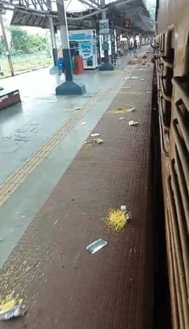 प्रवासी मजदूरों को रेलवे ने परोसा बदबूदार खाना, भड़के लोगों ने फेका खाना, लगाए नारे