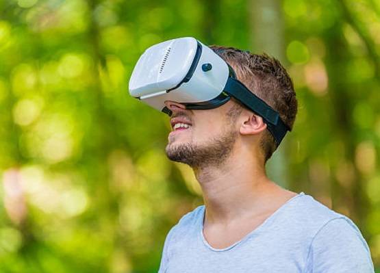 कोरोना के डर से घूमने पर पाबंदी, घर बैठे करें वर्चुअल दुनिया की सैर