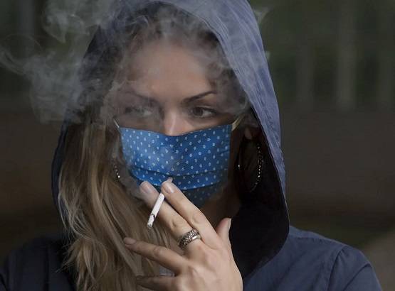 कोरोना से बचाती है सिगरेट: भ्रम पालने से पहले देख लें मौत के आंकड़े