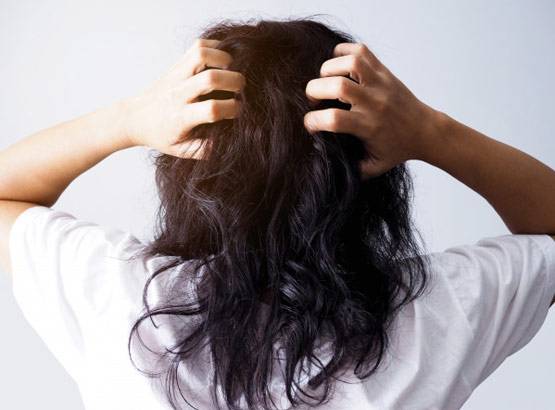 बालों के झड़ने को ना करें नजरअंदाज, शरीर में कई गड़बड़ियों का है संकेत