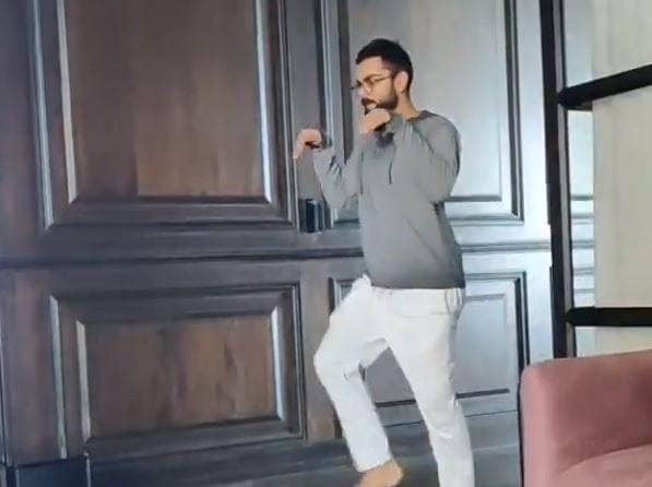 डायनासोर बनकर डराने लगे कोहली, अनुष्का ने शेयर किया फनी VIDEO