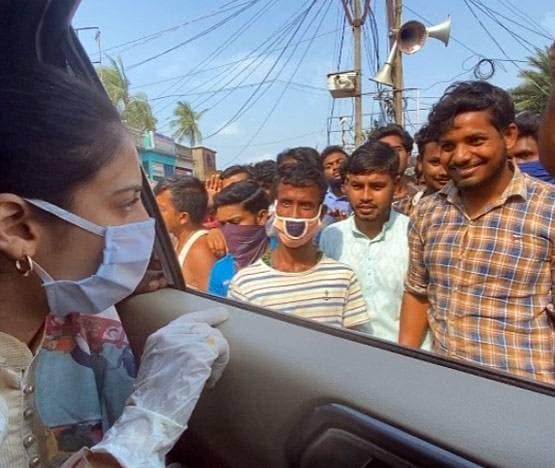 अम्फान ने बंगाल में मचाई तबाही, जायजा लेने पहुंचीं सांसद नुसरत