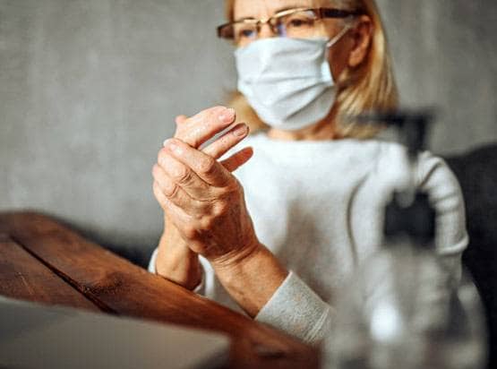 कोरोना से महिला का बुरा हाल, लक्षणों ने बढ़ाई डॉक्टरों की उलझन