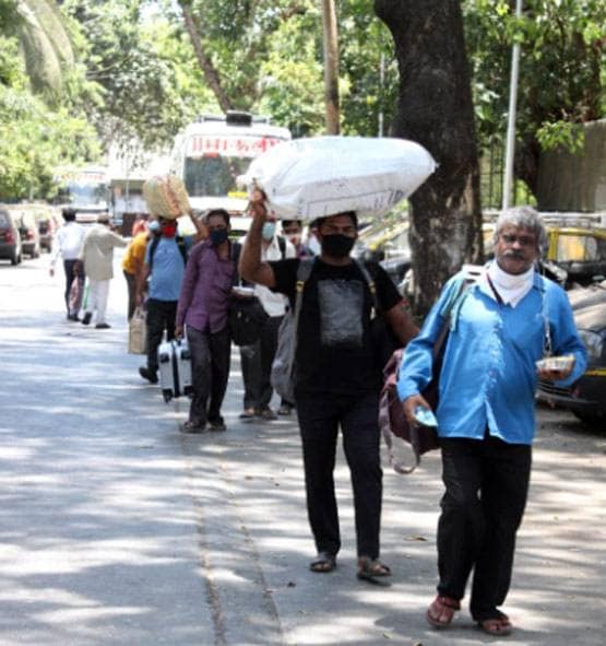 अमिताभ ने की मुंबई में फंसे प्रवासियों की मदद, यूपी के लिए 10 बसें रवाना