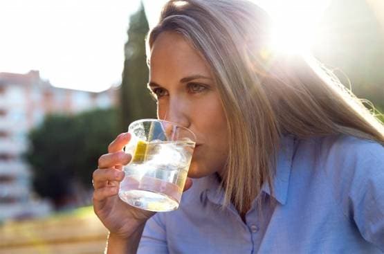 एक्सपर्ट का दावा- कोरोना से बचाव के लिये 10 मिनट धूप लेना जरूरी