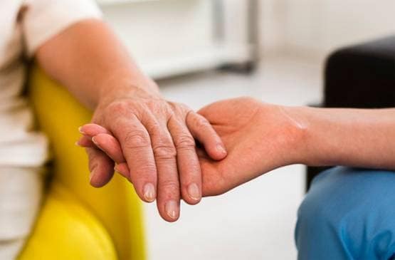 कैंसर के इन मरीजों में  Covid-19 का खतरा ज्यादा, रहें सावधान