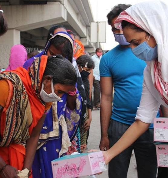 नंगे पांव सफर तय कर रहे मजदूरों की मदद को आगे आईं स्वरा, बांटे जूते-चप्पल