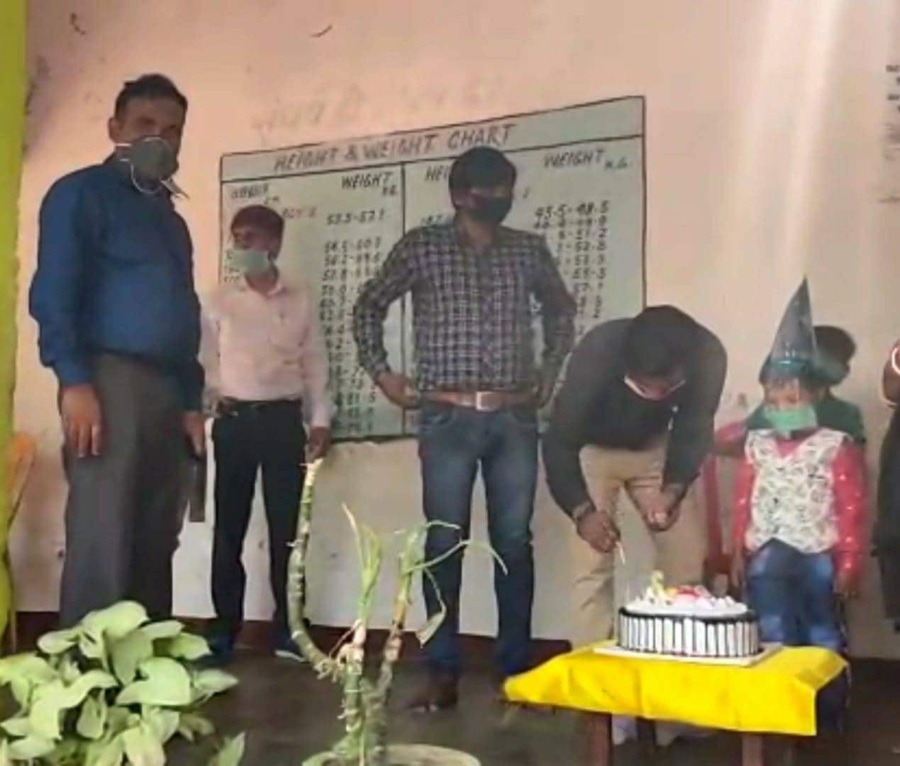 क्वारनटीन सेंटर में बच्चे का बर्थडे, मजदूरों ने ऐसे बांटीं खुशियां