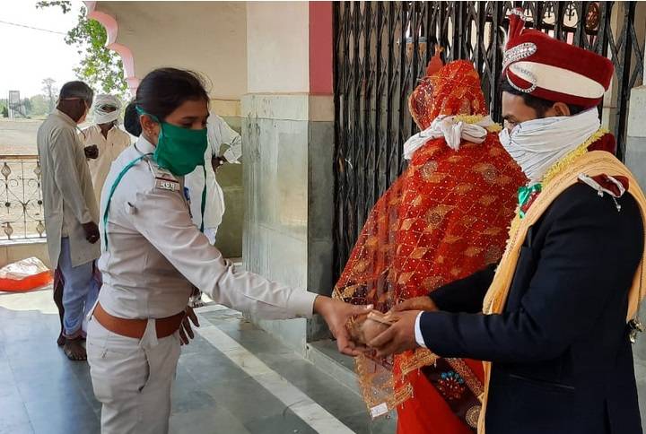 पंडित नहीं मिला तो महिला SI ने कराई शादी, गूगल की मदद से पढ़े मंत्र