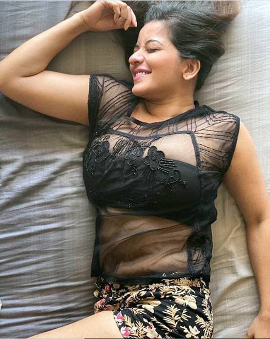 घर में बोल्ड लुक में नजर आईं मोनालिसा, वायरल हो रही ये तस्वीरें