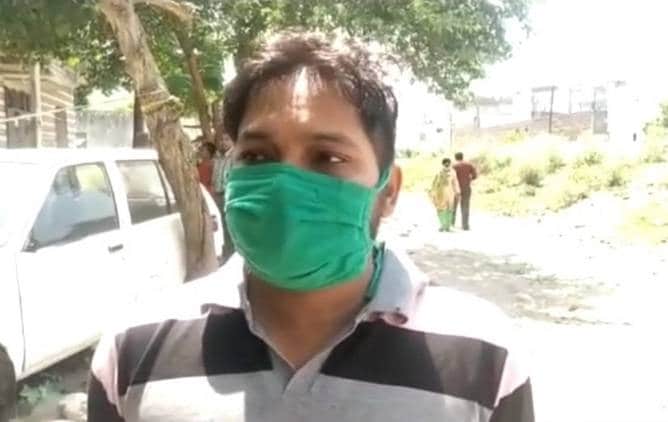 मजदूर को लूटकर भाग रहा था शख्स, लोगों ने पेड़ से बांधकर पीटा