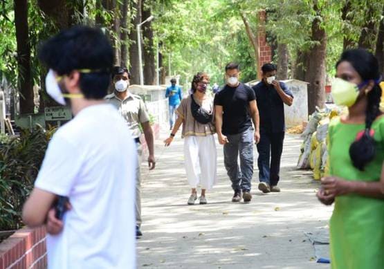 आमिर के करीबी असिस्टेंट का निधन, पत्नी संग अंतिम संस्कार में पहुंचे एक्टर