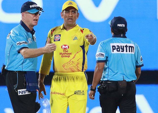 धोनी ने गुस्से में फेंका बल्ला, पूर्व क्रिकेटर ने बताई क्या थी वजह