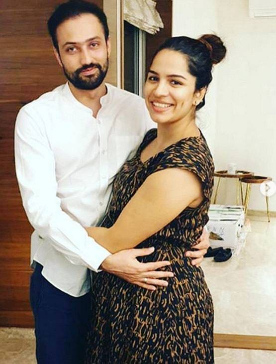 बेबी बंप बढ़ने से एक्ट्रेस को फिट नहीं हो रहे कपड़े, डिलीवरी का इंतजार