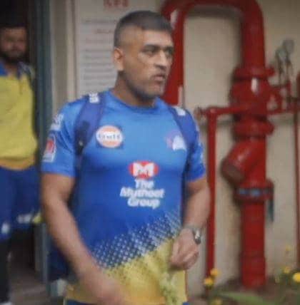 माही की सॉलिड एंट्री देख फैंस चिल्लाने लगे धोनी-धोनी, देखें VIDEO