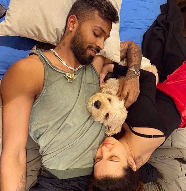 हार्दिक पंड्या को मंगेतर नताशा ने किया किस, शेयर की रोमांटिक तस्वीर