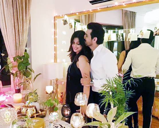 लॉकडाउन में अर्जुन बिजलानी ने सेलिब्रेट की एनिवर्सरी, दिया रोमांटिक पोज